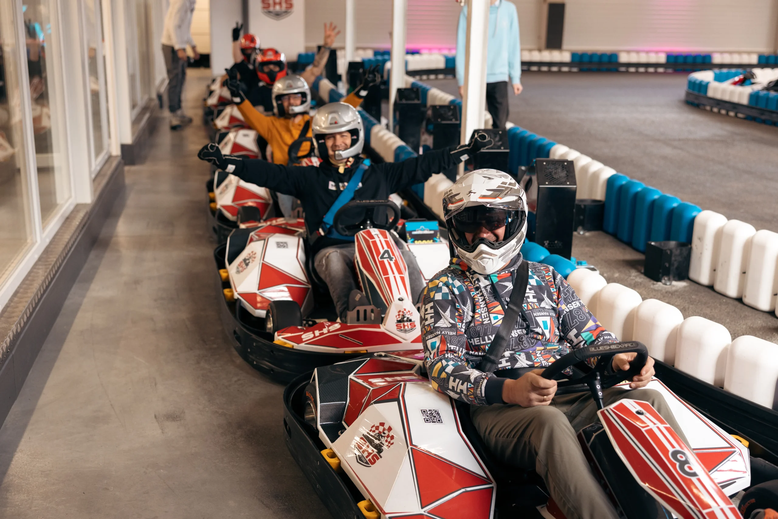 gokart verseny nagy sebességgel fedett pályán