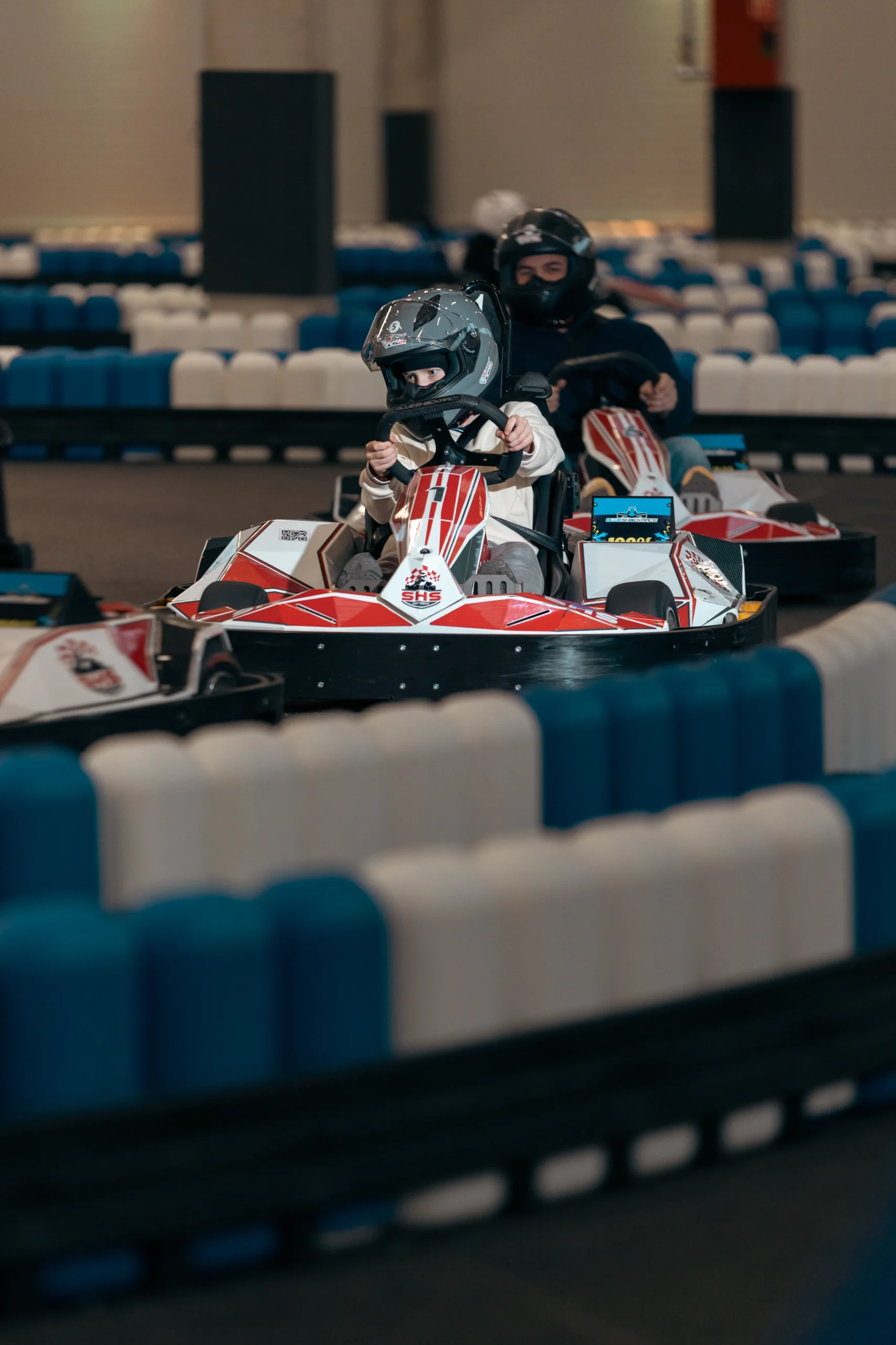 elektromos gokart kanyarban SHS Kart Center pályán