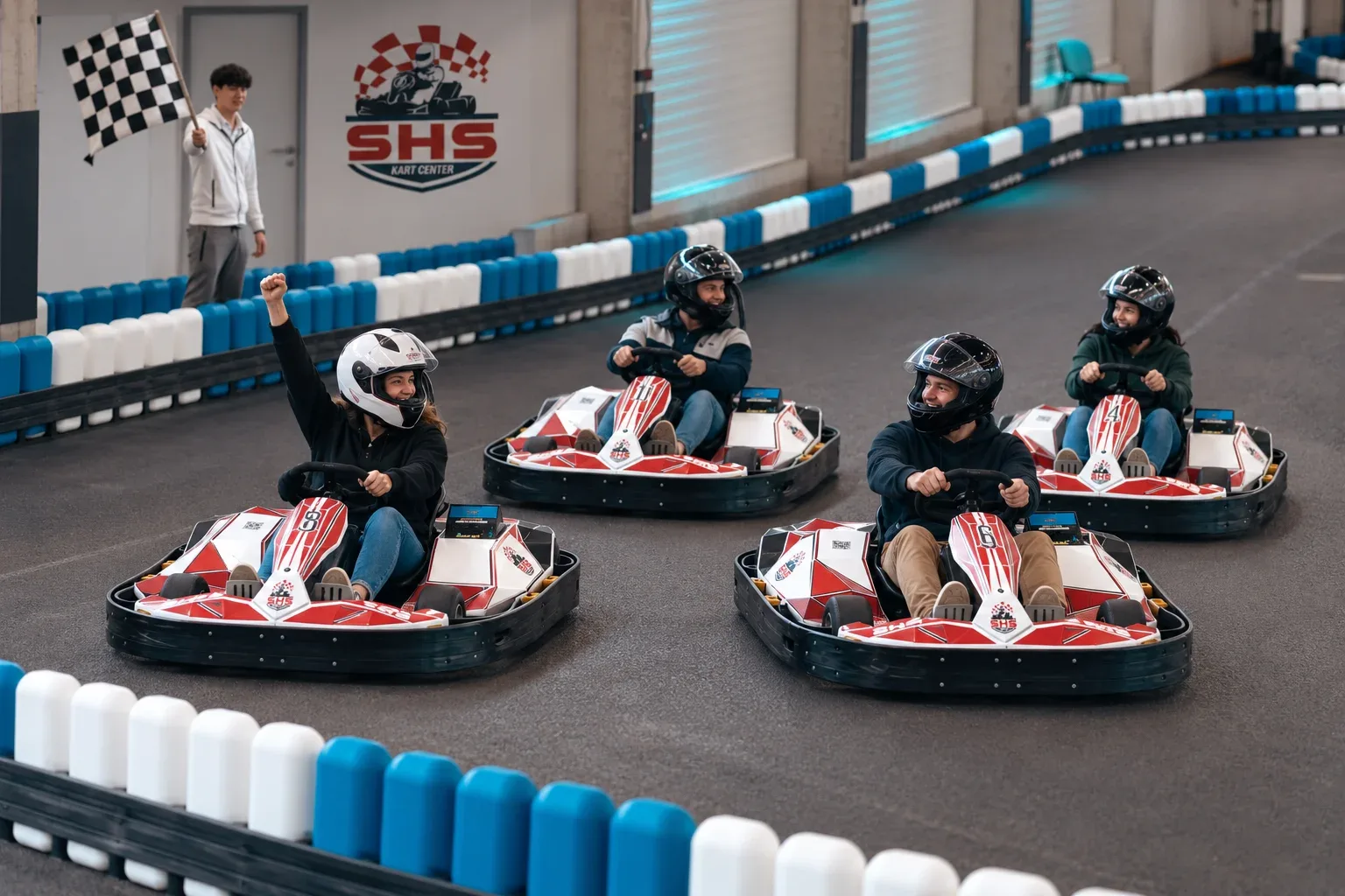 Felnőtt baráti társaság gokartversenyen az SHS Kart székesfehérvári pályáján