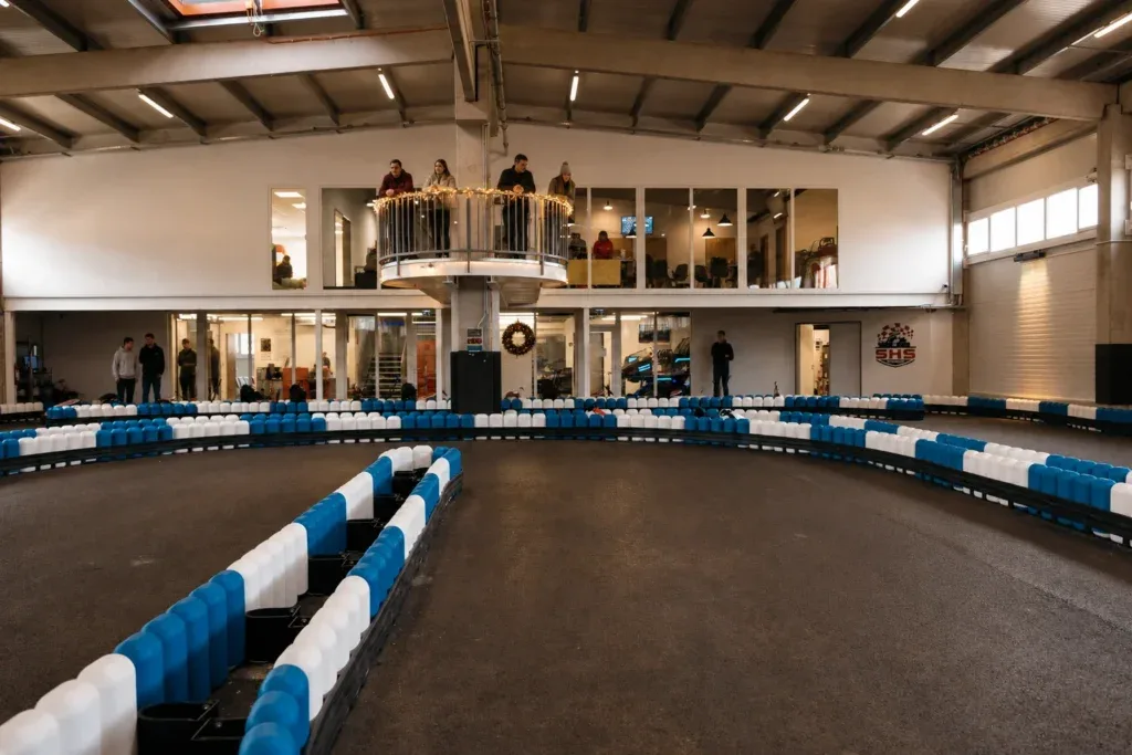 Az SHS Kart székesfehérvári fedett gokartpályája karácsonyi fényekkel