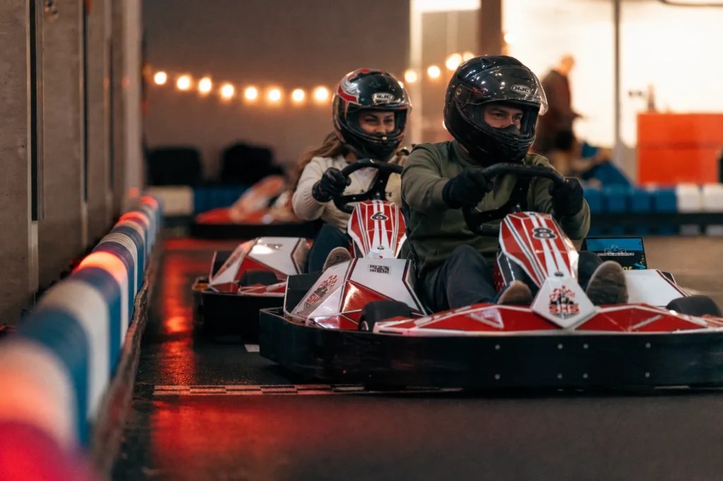 Karácsonyi élményajándék Székesfehérvár 1 Felnőtt baráti páros versenyez az SHS Kart fedett gokartpályáján