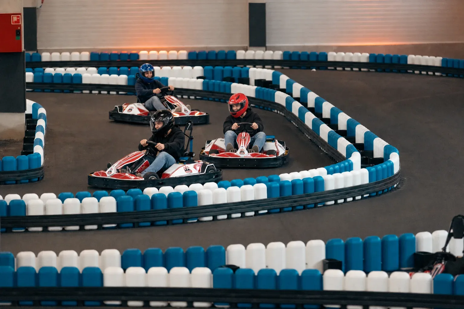 Tinédzserek közös gokartélménye az SHS Kart Centerben – ajándékötlet fiataloknak